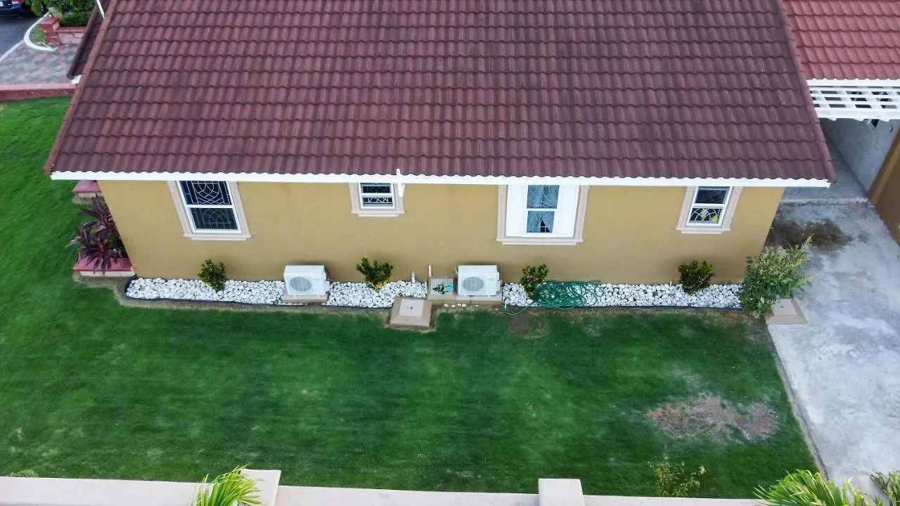 הוילה Saint Annʼs Bay La Palmera בקתה